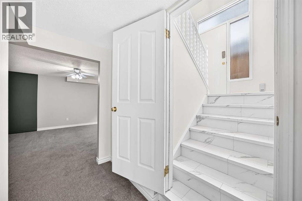 2124B 52 Avenue SW — photo 39