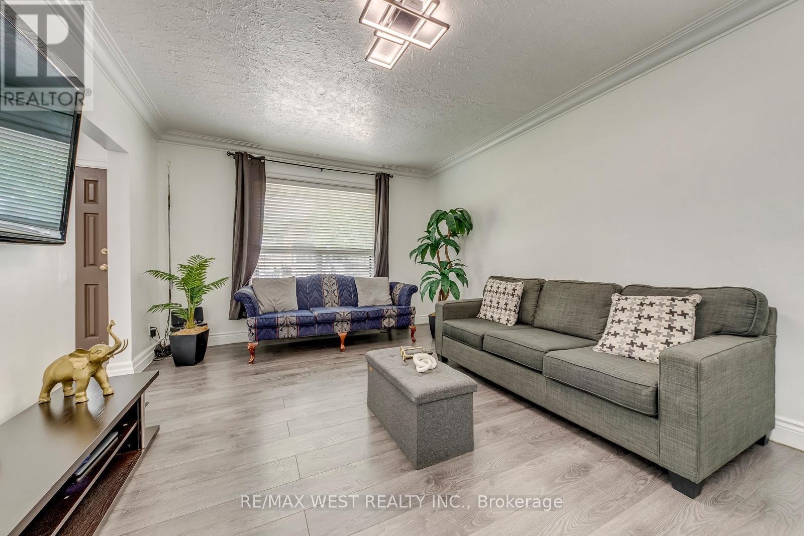 49 MONTCALM AVENUE - 16