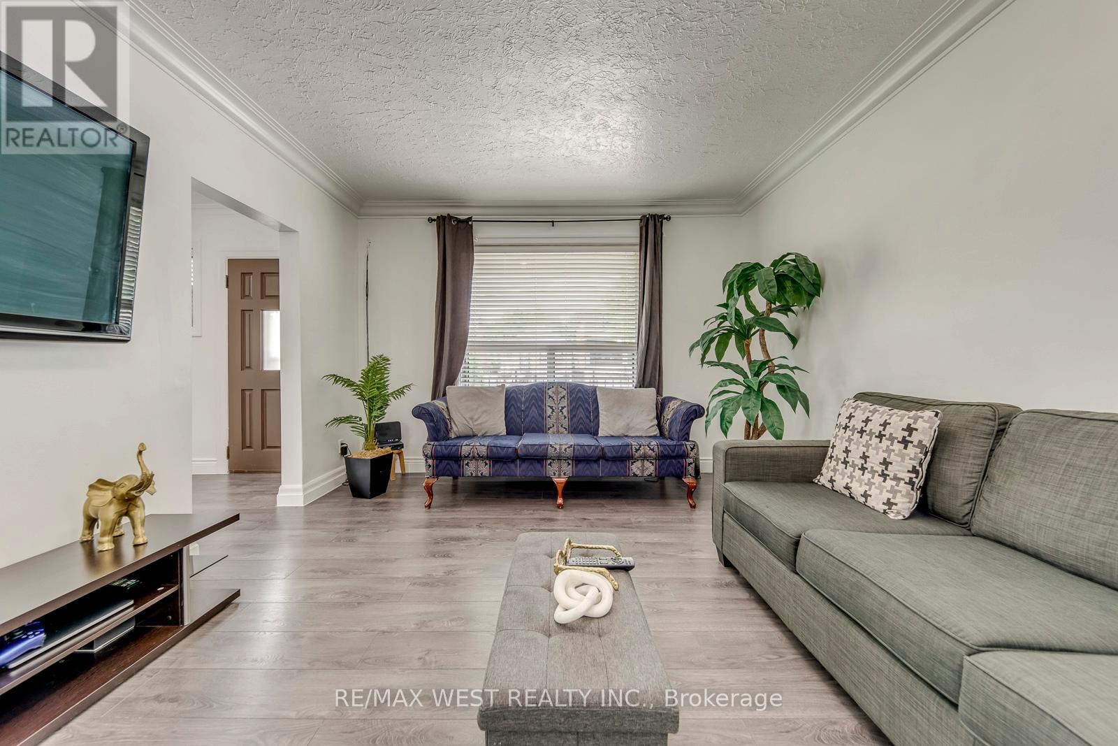 49 MONTCALM AVENUE - 17