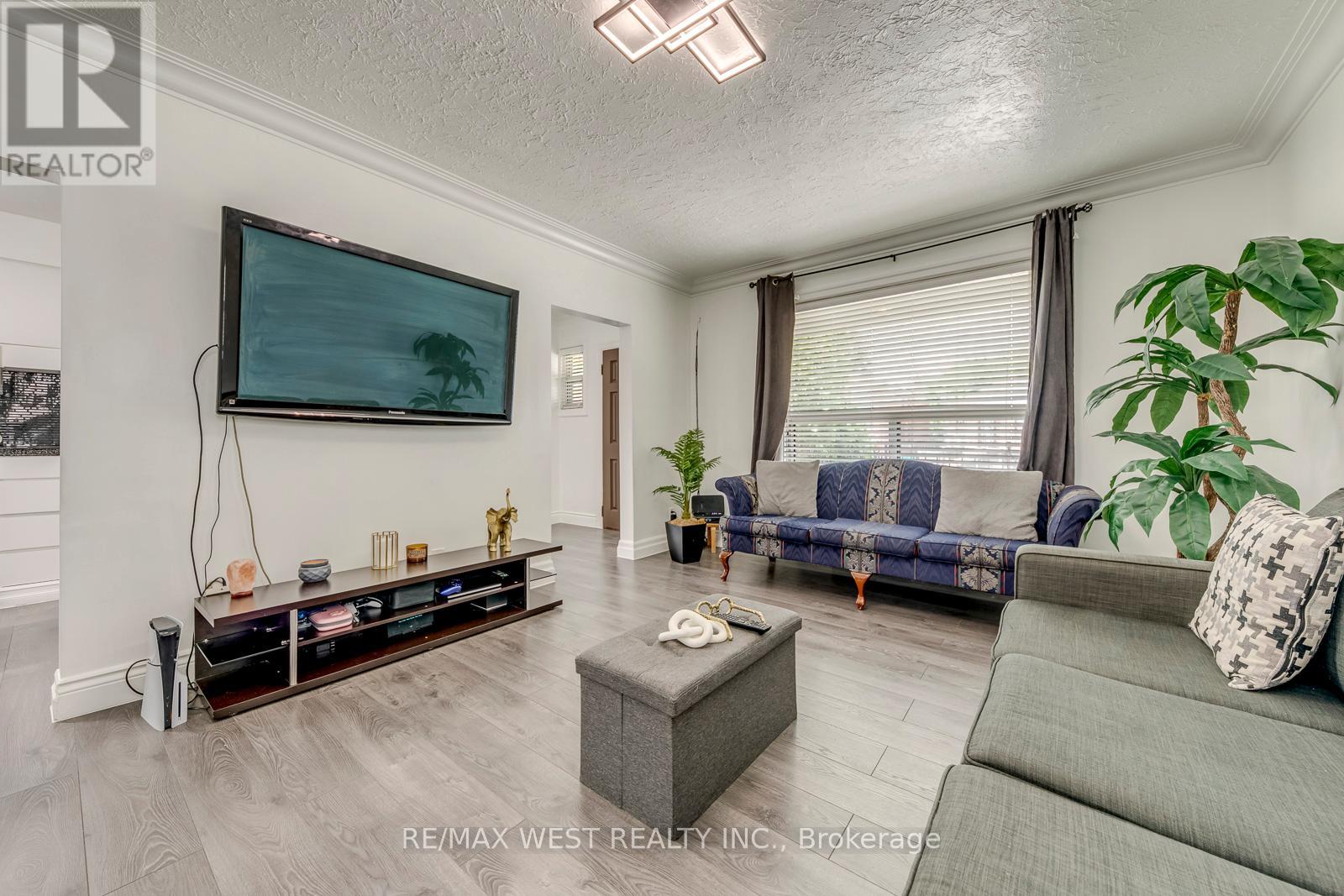 49 MONTCALM AVENUE - 18