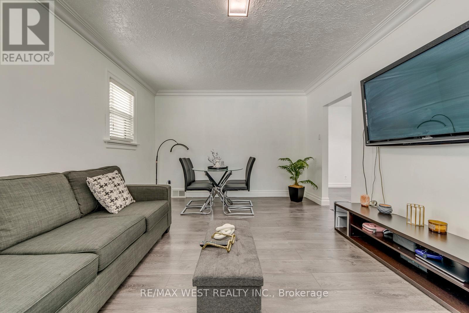 49 MONTCALM AVENUE - 19