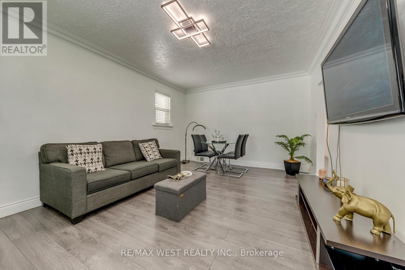 49 MONTCALM AVENUE - 20