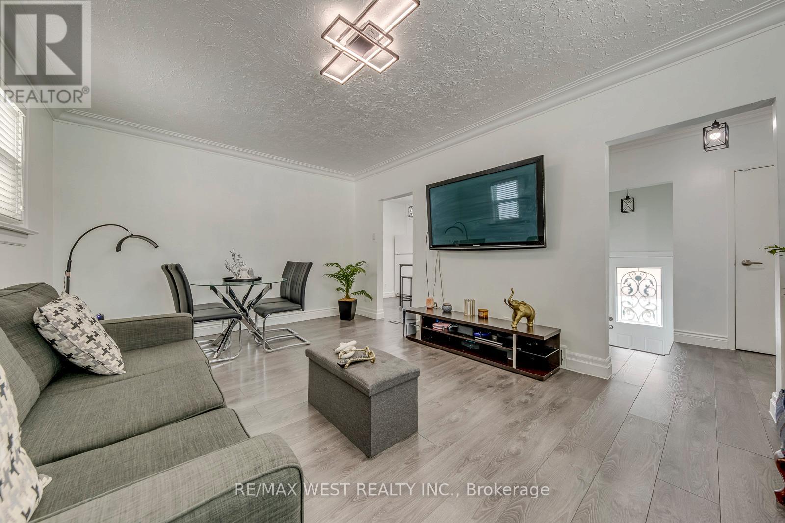 49 MONTCALM AVENUE - 21