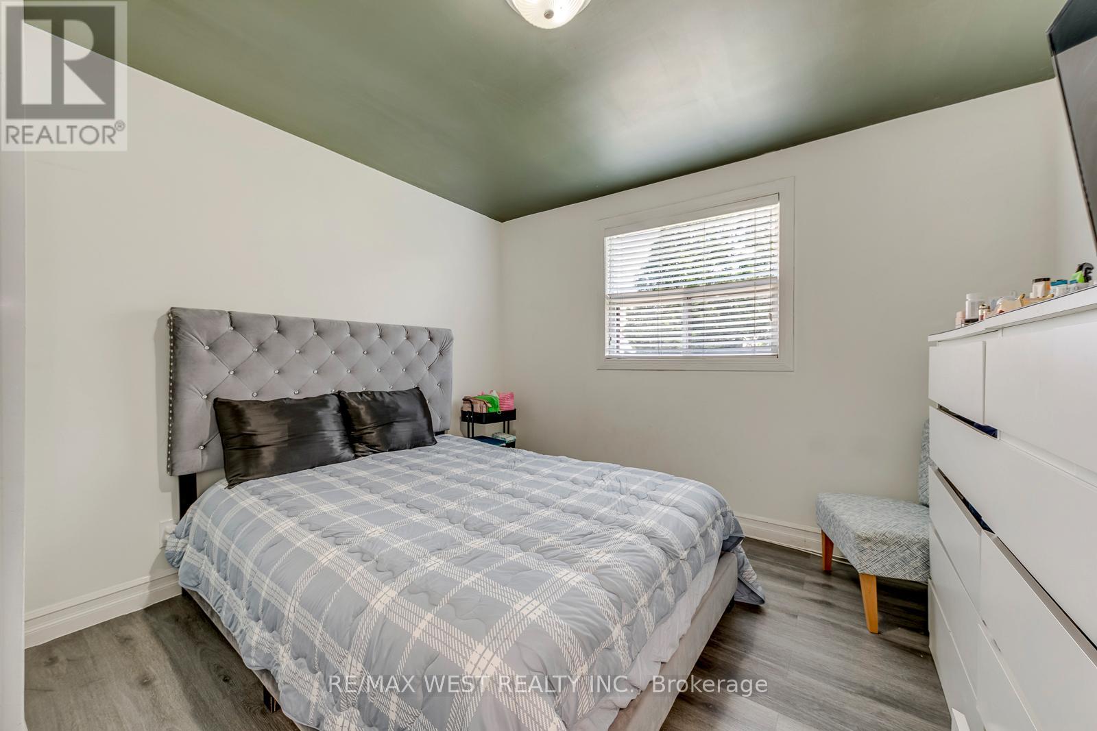 49 MONTCALM AVENUE - 22