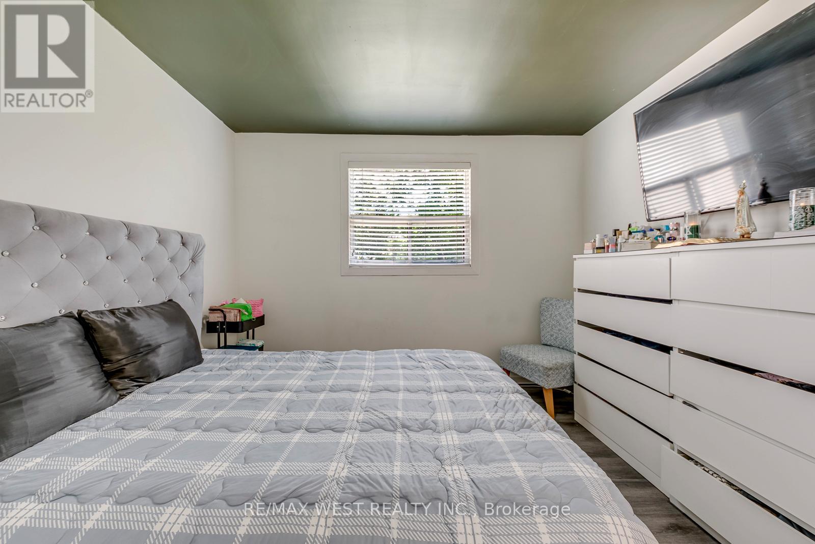 49 MONTCALM AVENUE - 23