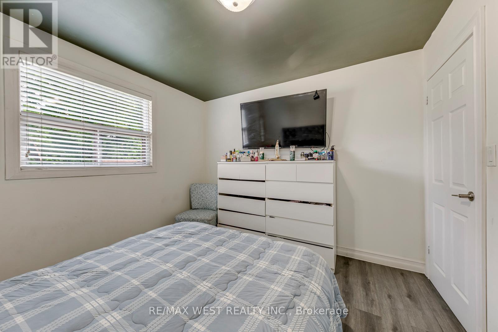 49 MONTCALM AVENUE - 24