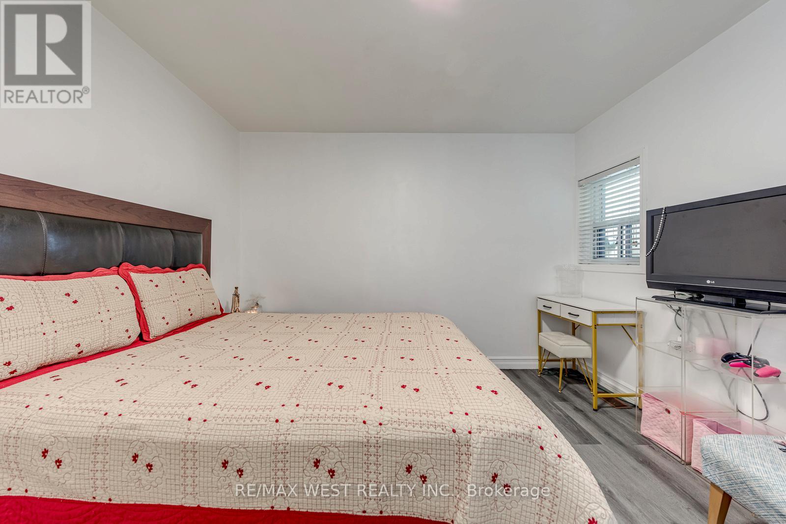 49 MONTCALM AVENUE - 27