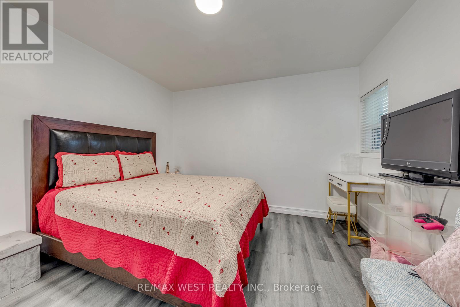 49 MONTCALM AVENUE - 28