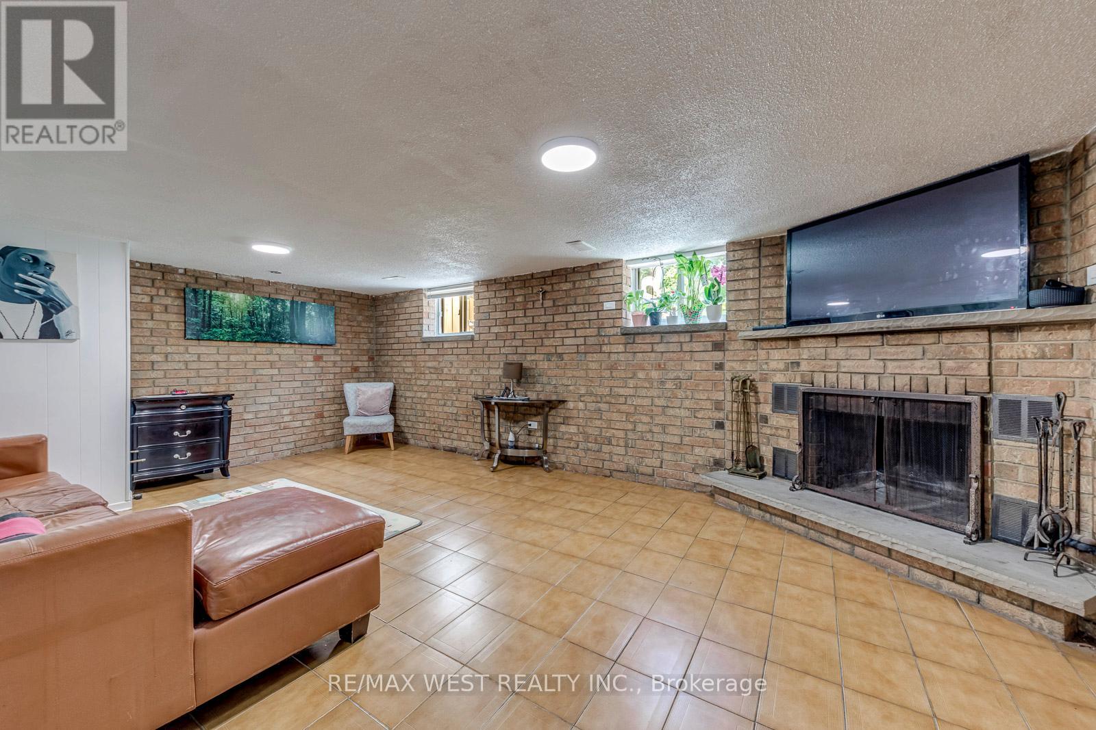 49 MONTCALM AVENUE - 30