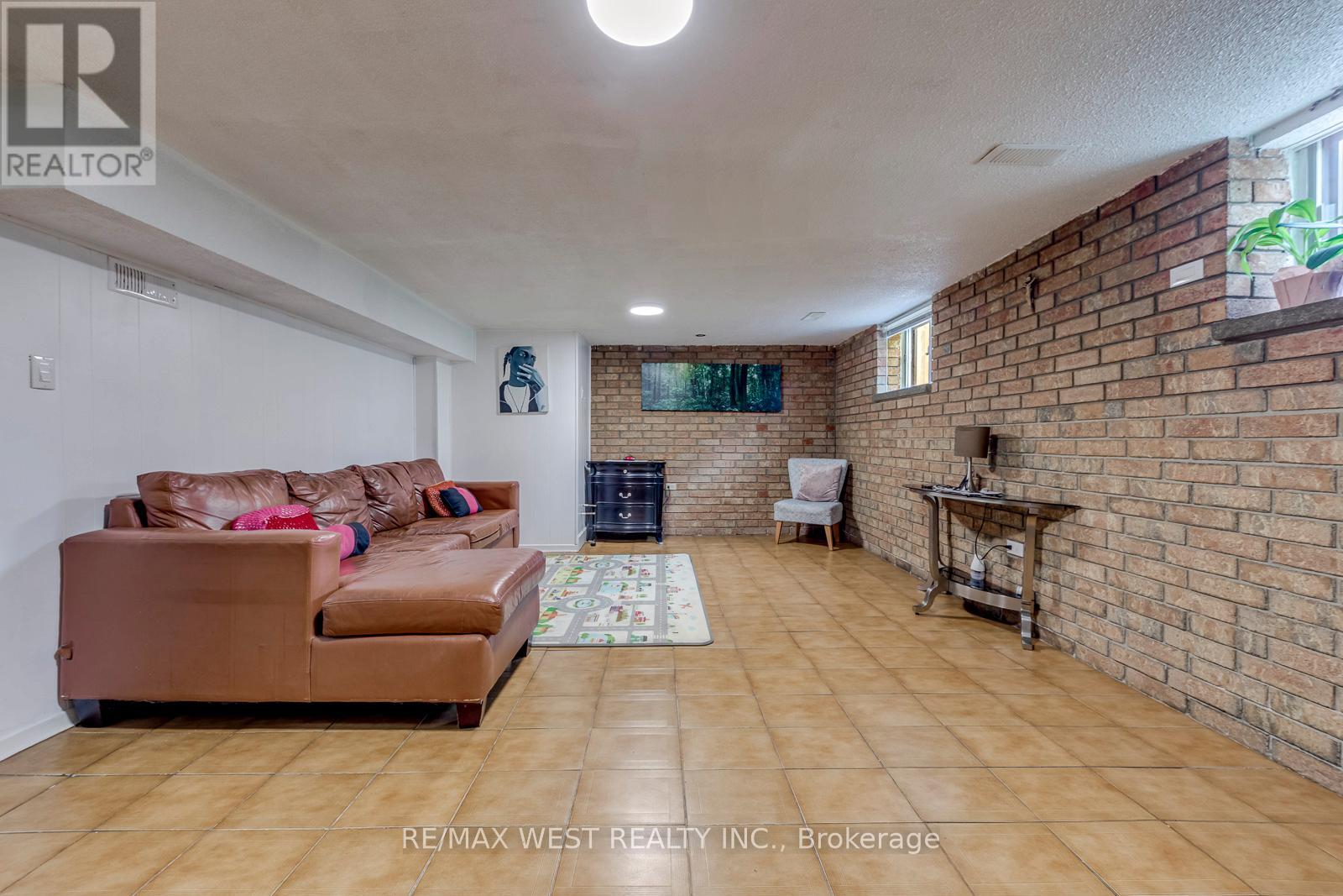 49 MONTCALM AVENUE - 31