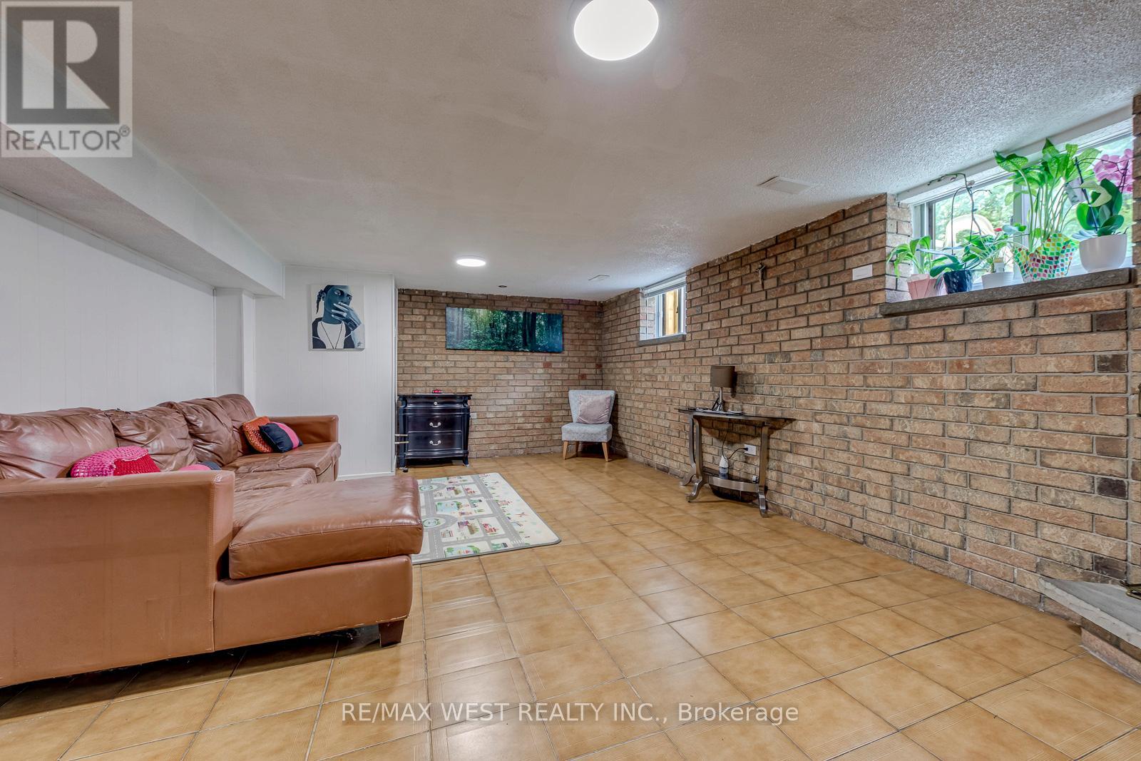 49 MONTCALM AVENUE - 32