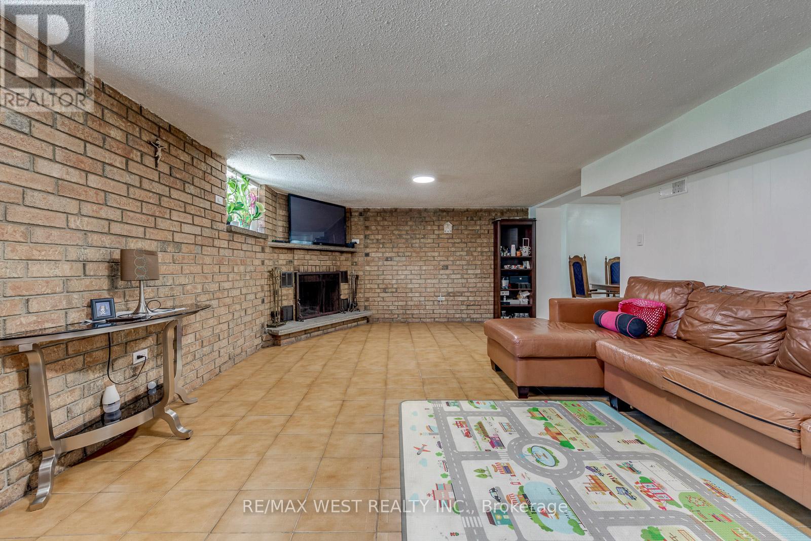 49 MONTCALM AVENUE - 33