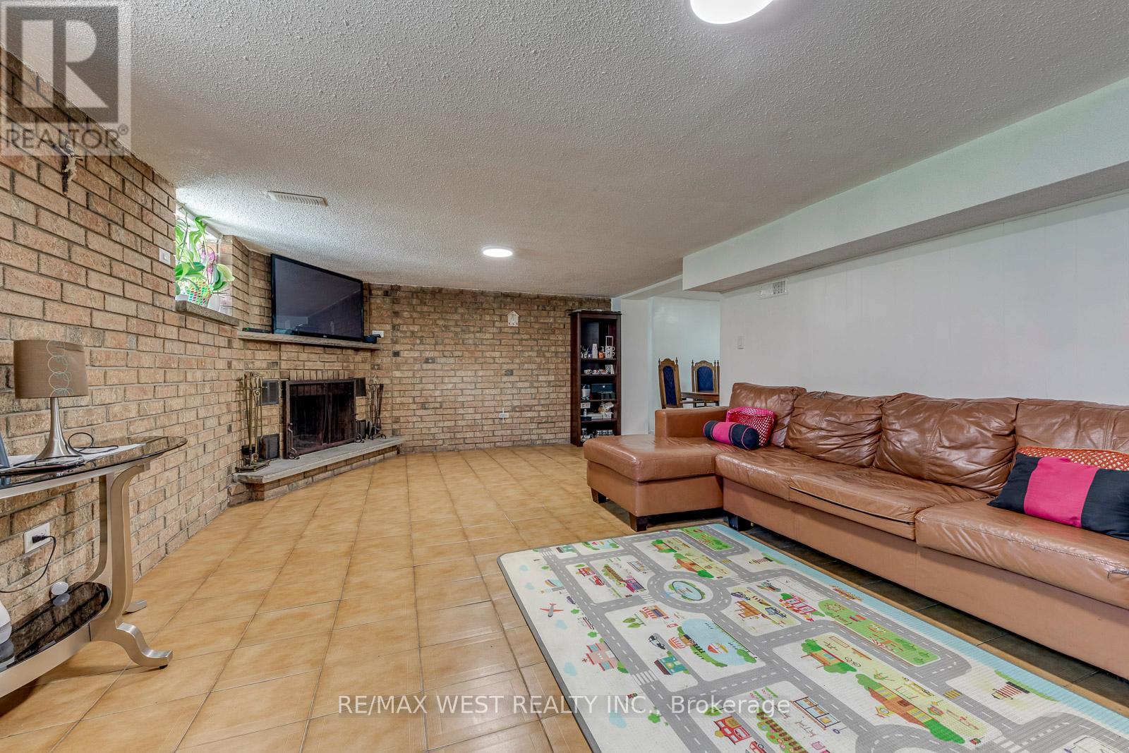 49 MONTCALM AVENUE - 34