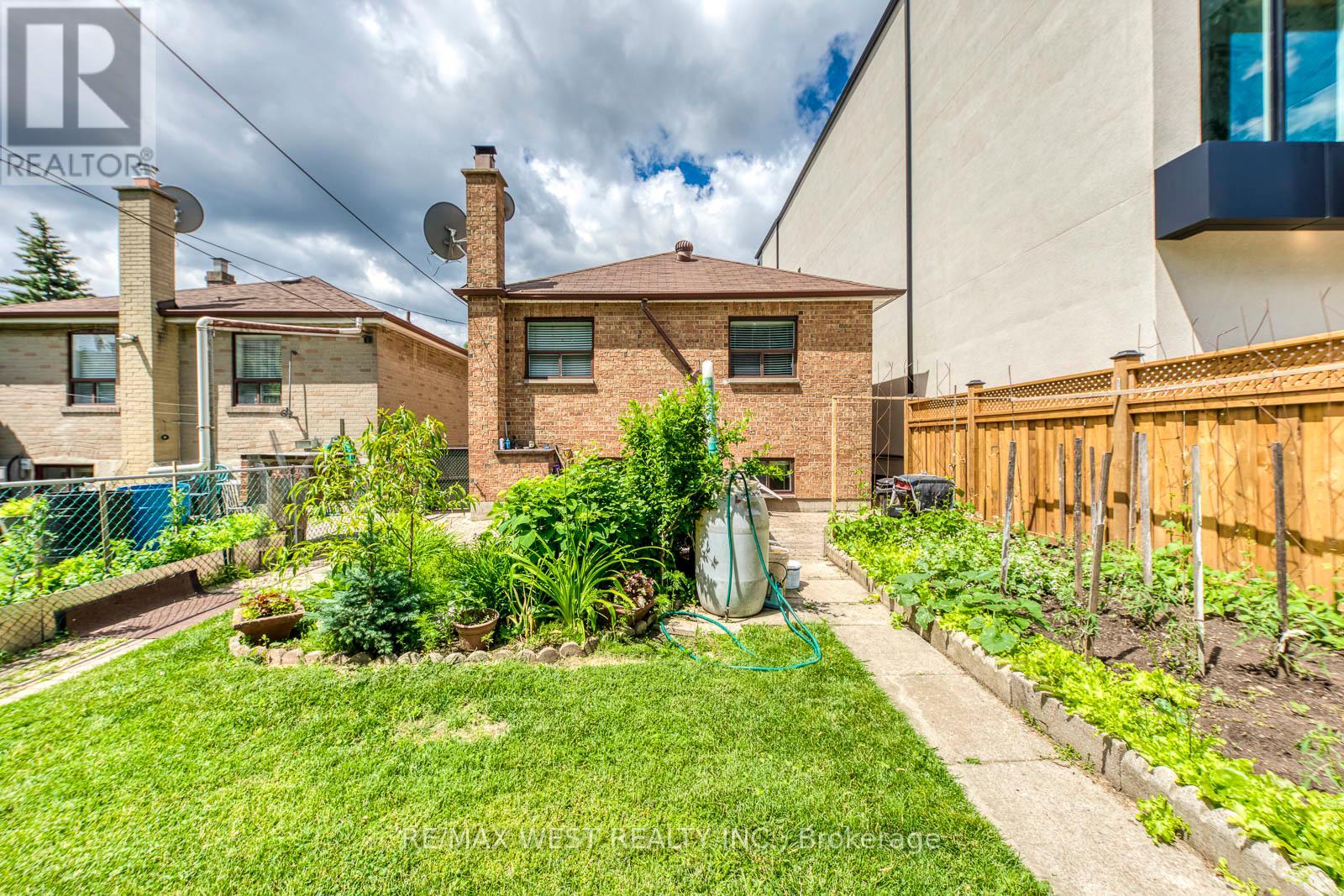 49 MONTCALM AVENUE - 47