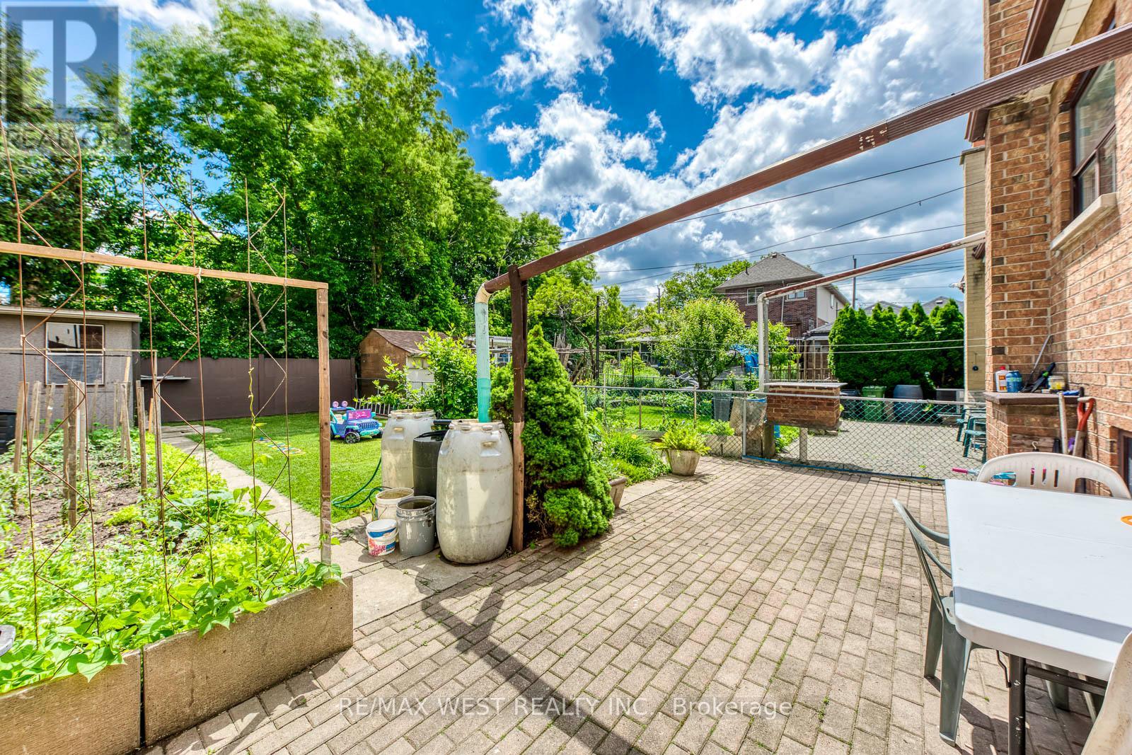 49 MONTCALM AVENUE - 48