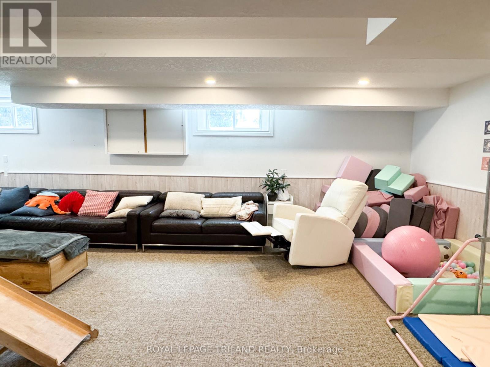 100 SUNSET DRIVE - 22