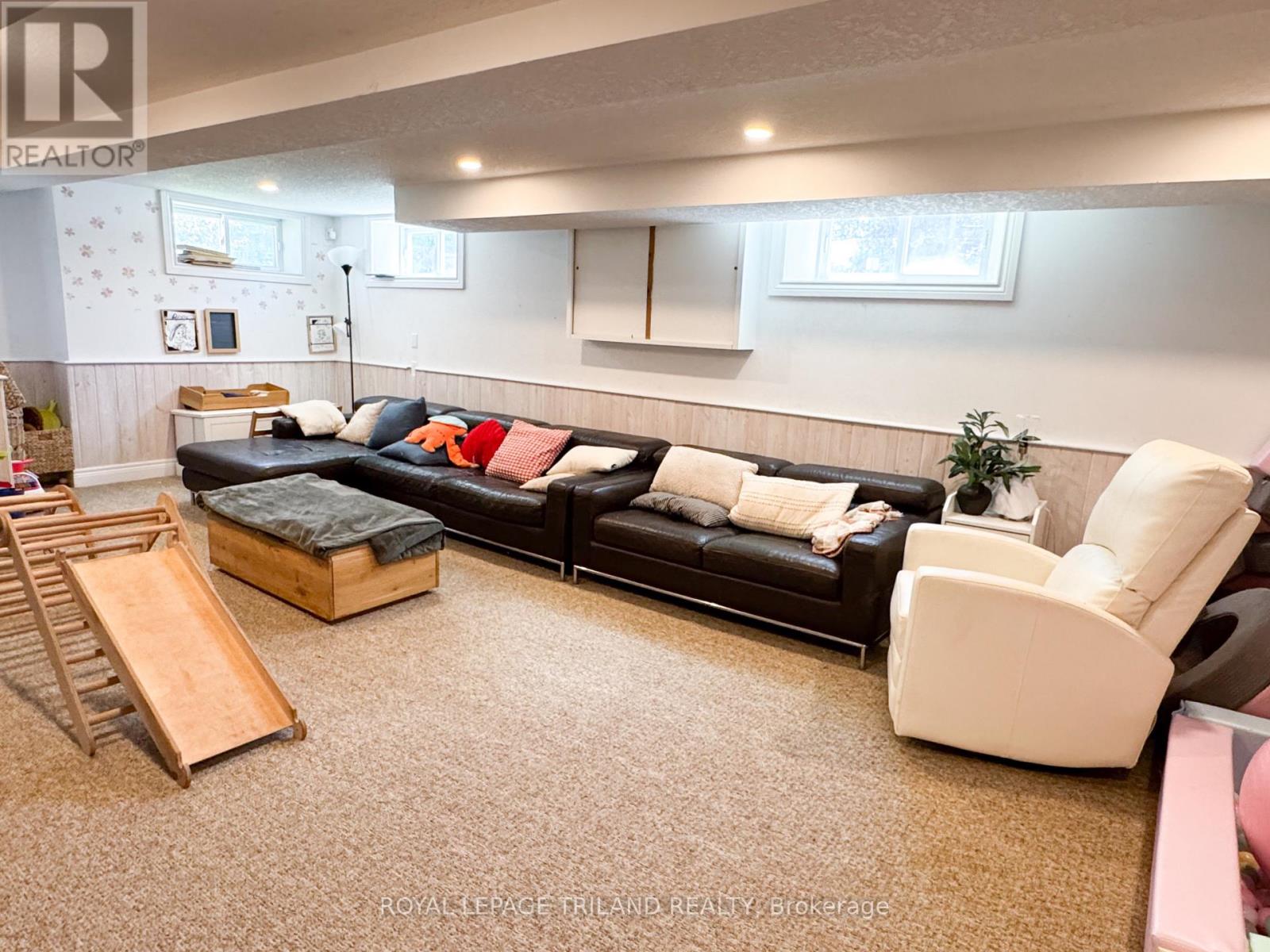 100 SUNSET DRIVE - 23