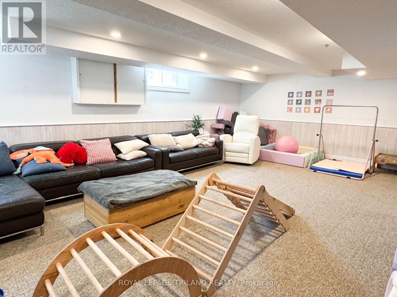 100 SUNSET DRIVE - 25