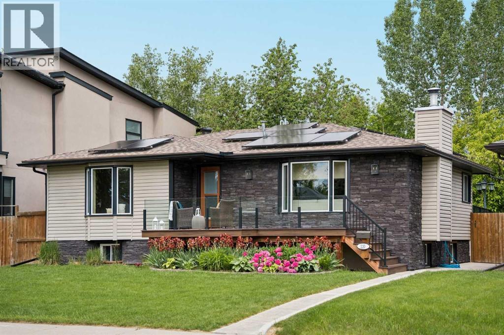 Beautiful curb appeal with a huge composite deck for enjoying the pretty streetscape!