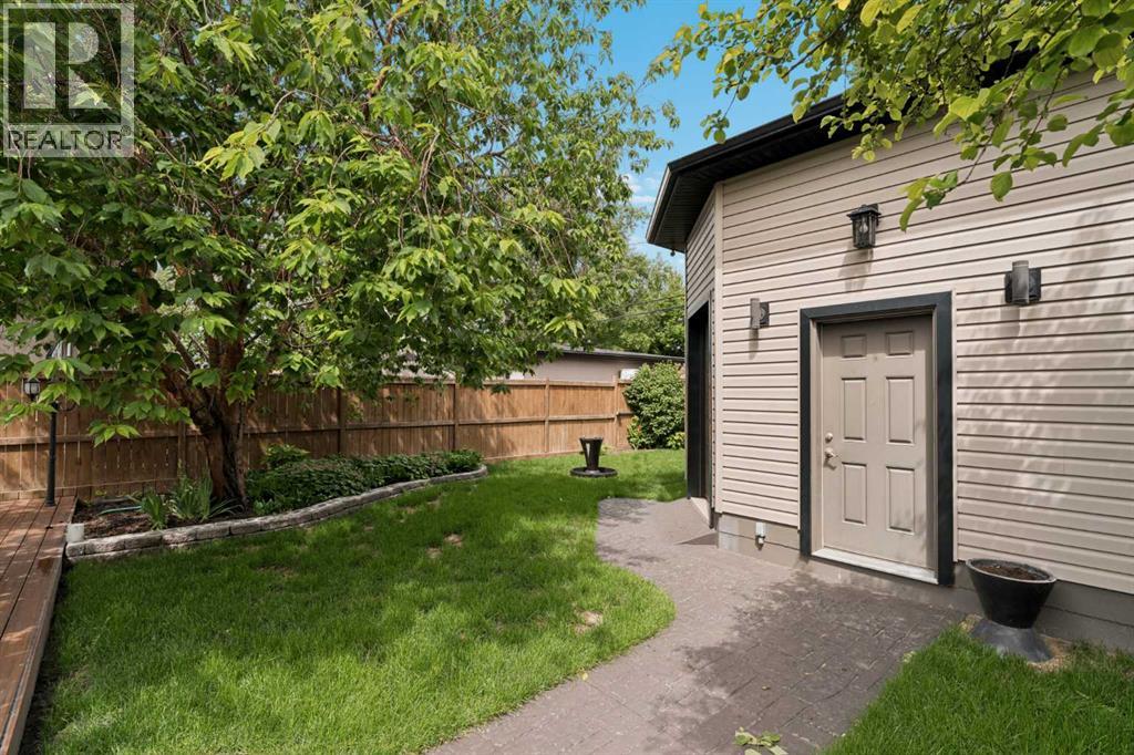 Entry to garage. Not just any garage. Consider this your "Garage-Mahal"...