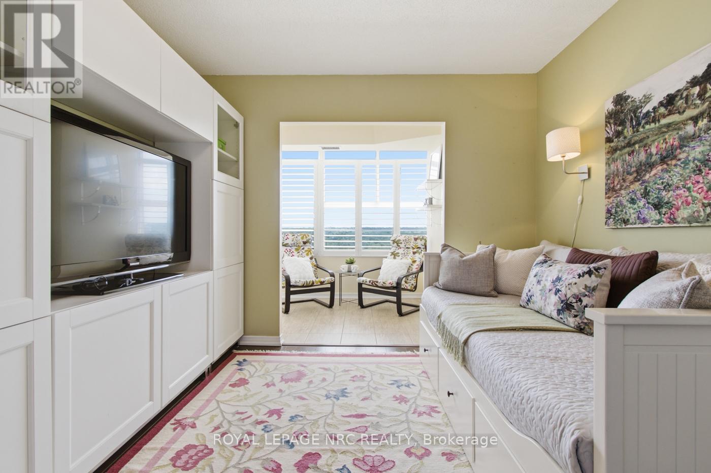 #1106 7 GALE CRESCENT N - 14