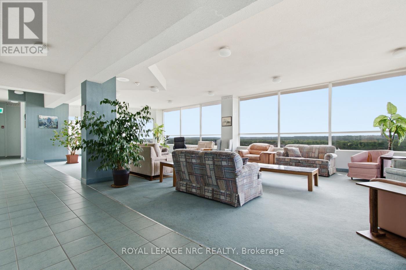 #1106 7 GALE CRESCENT N - 30