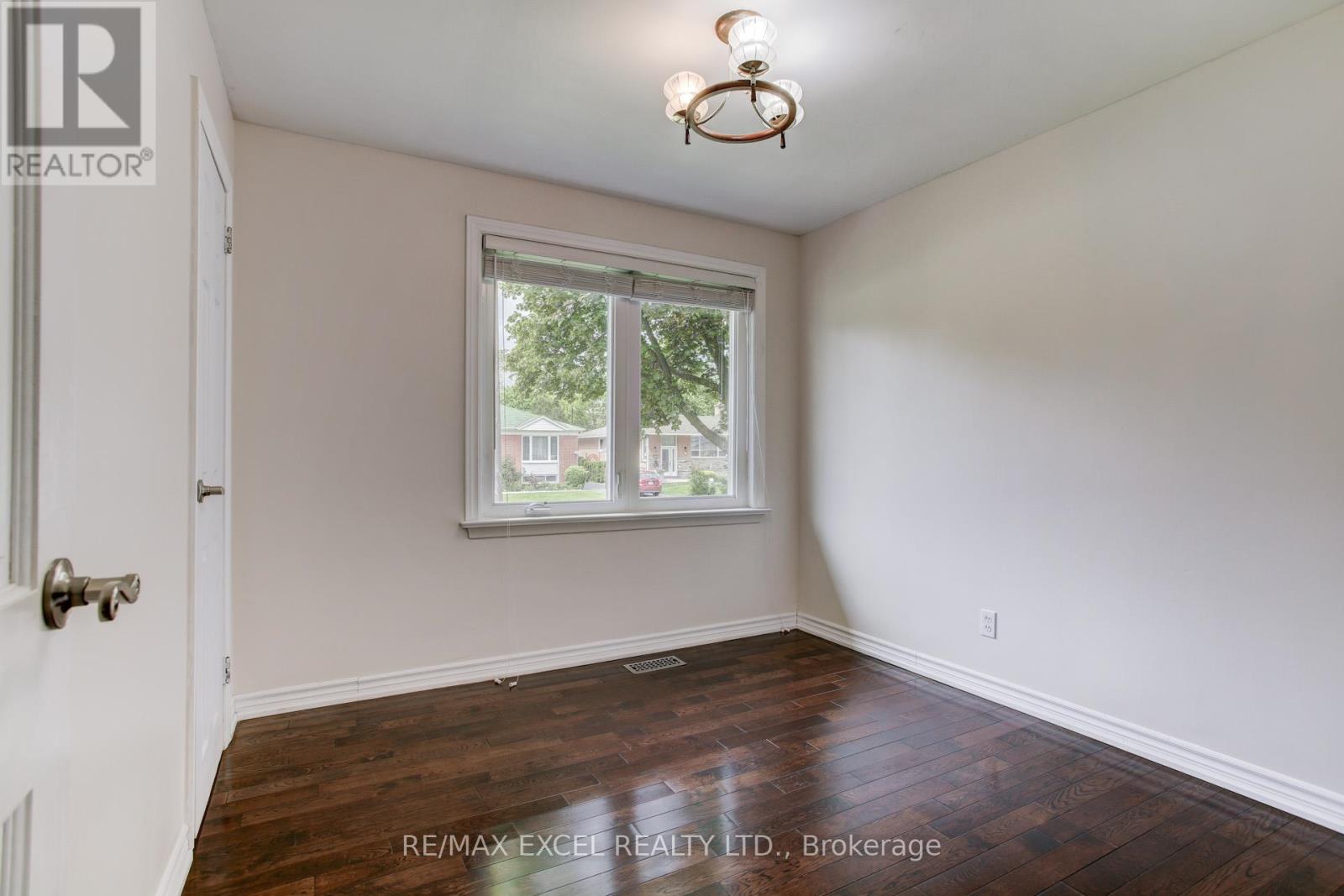 35 URBANDALE AVENUE - 14