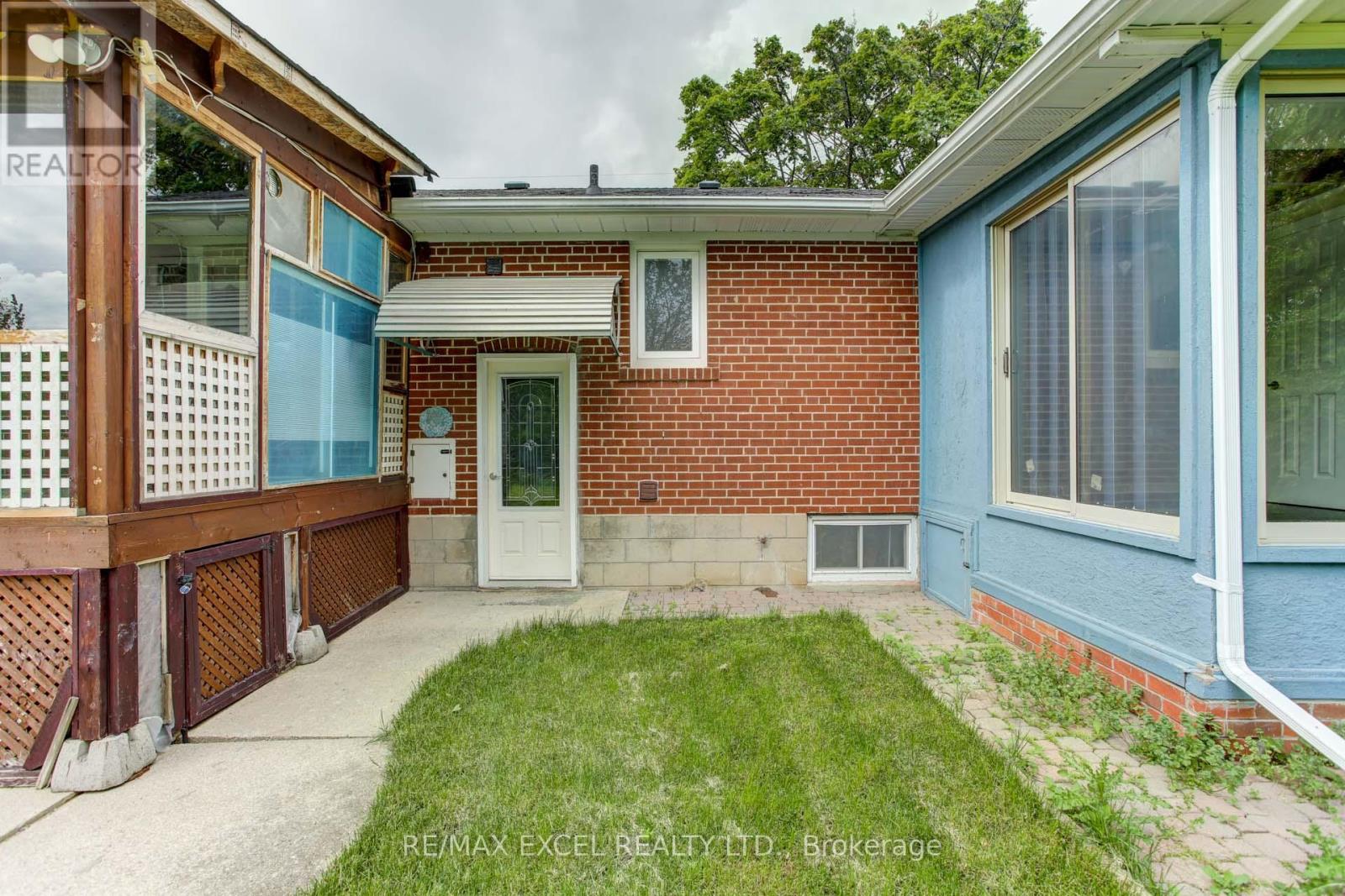 35 URBANDALE AVENUE - 20