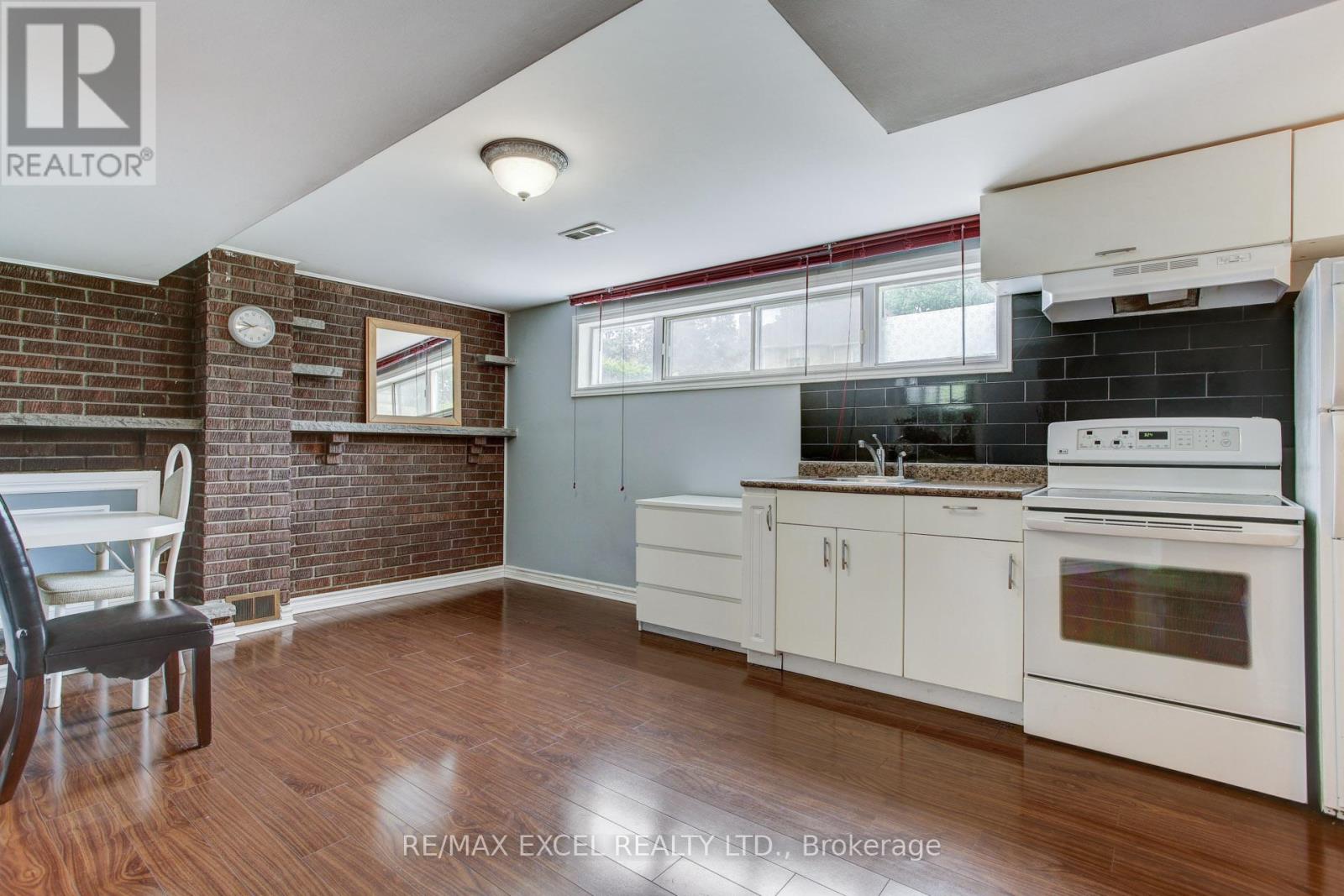 35 URBANDALE AVENUE - 24