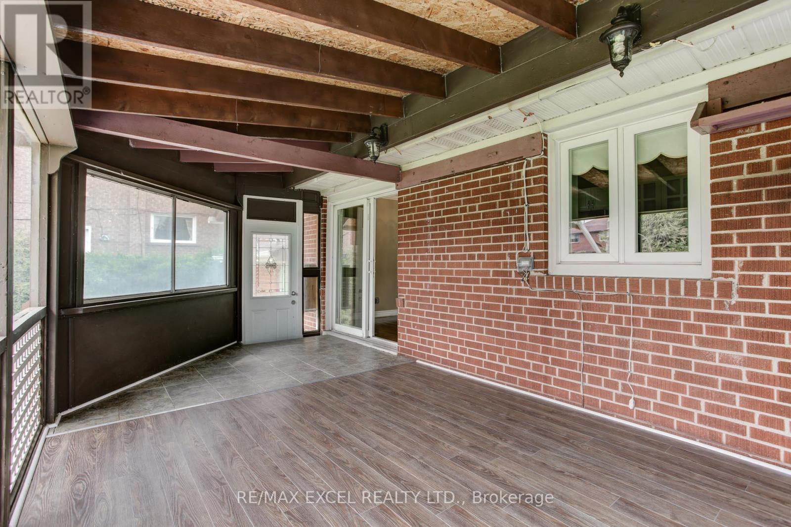 35 URBANDALE AVENUE - 18