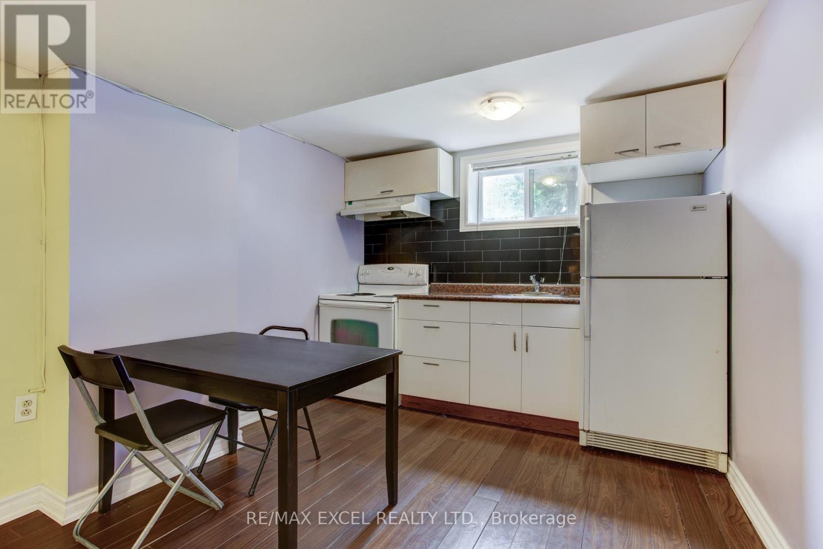 35 URBANDALE AVENUE - 27