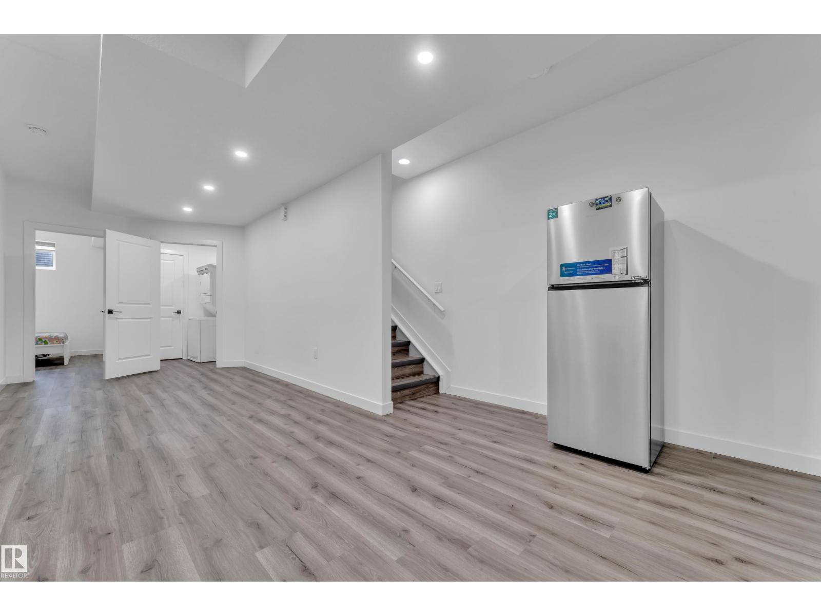 7043 182 AV NW — photo 37