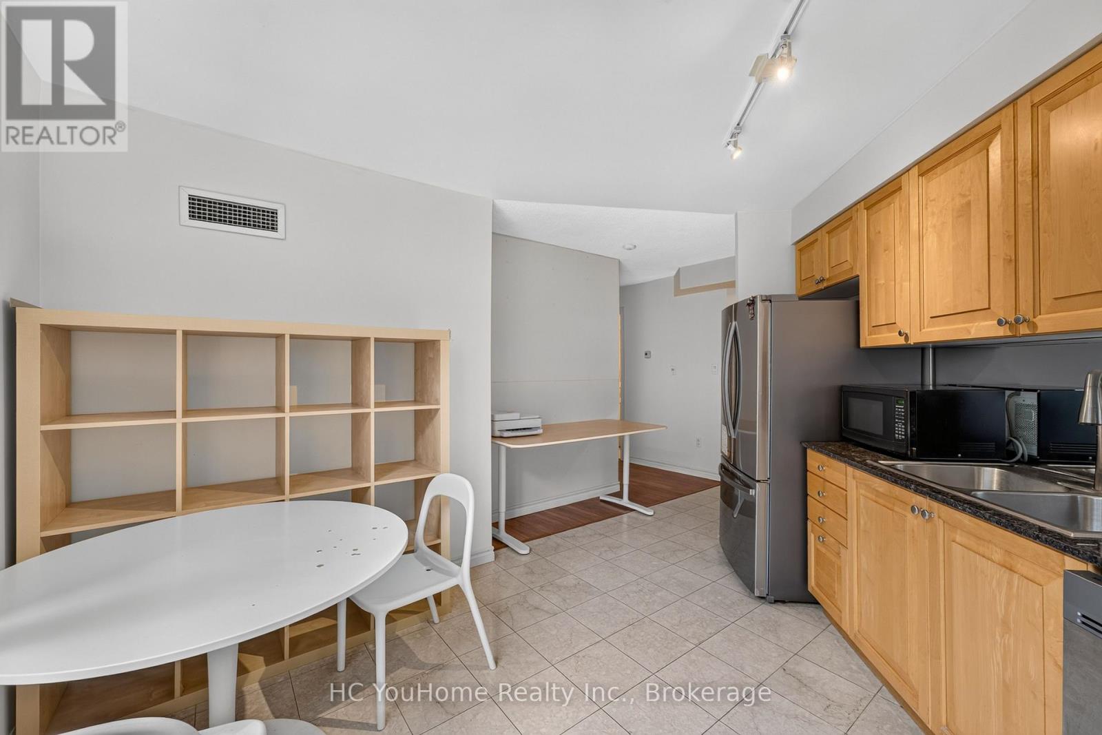 #607 801 BAY STREET - 8