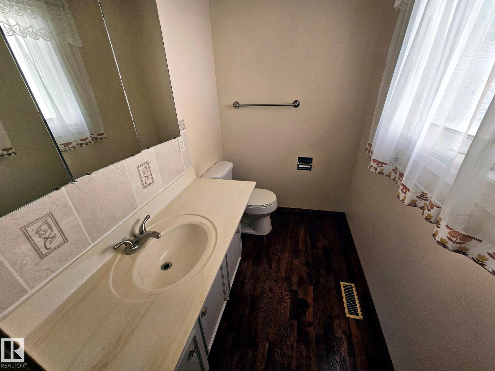 7612 40 AV NW - 11