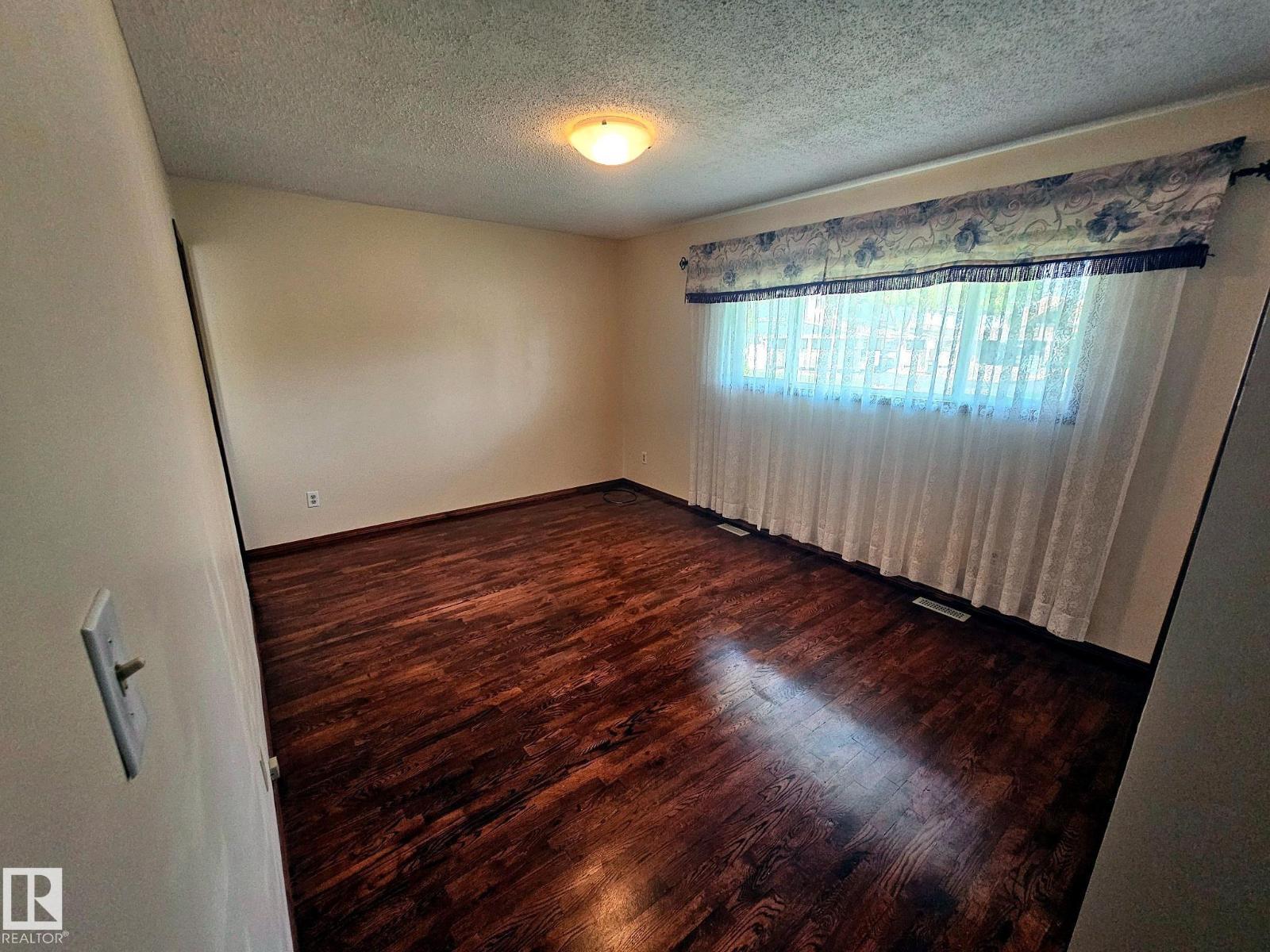 7612 40 AV NW - 12