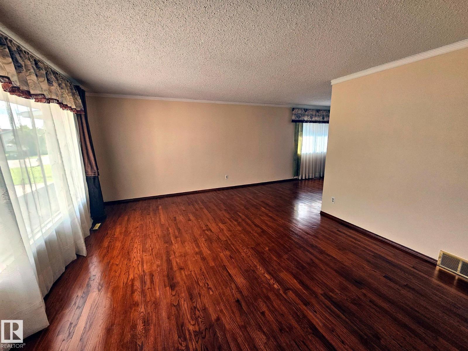 7612 40 AV NW - 4