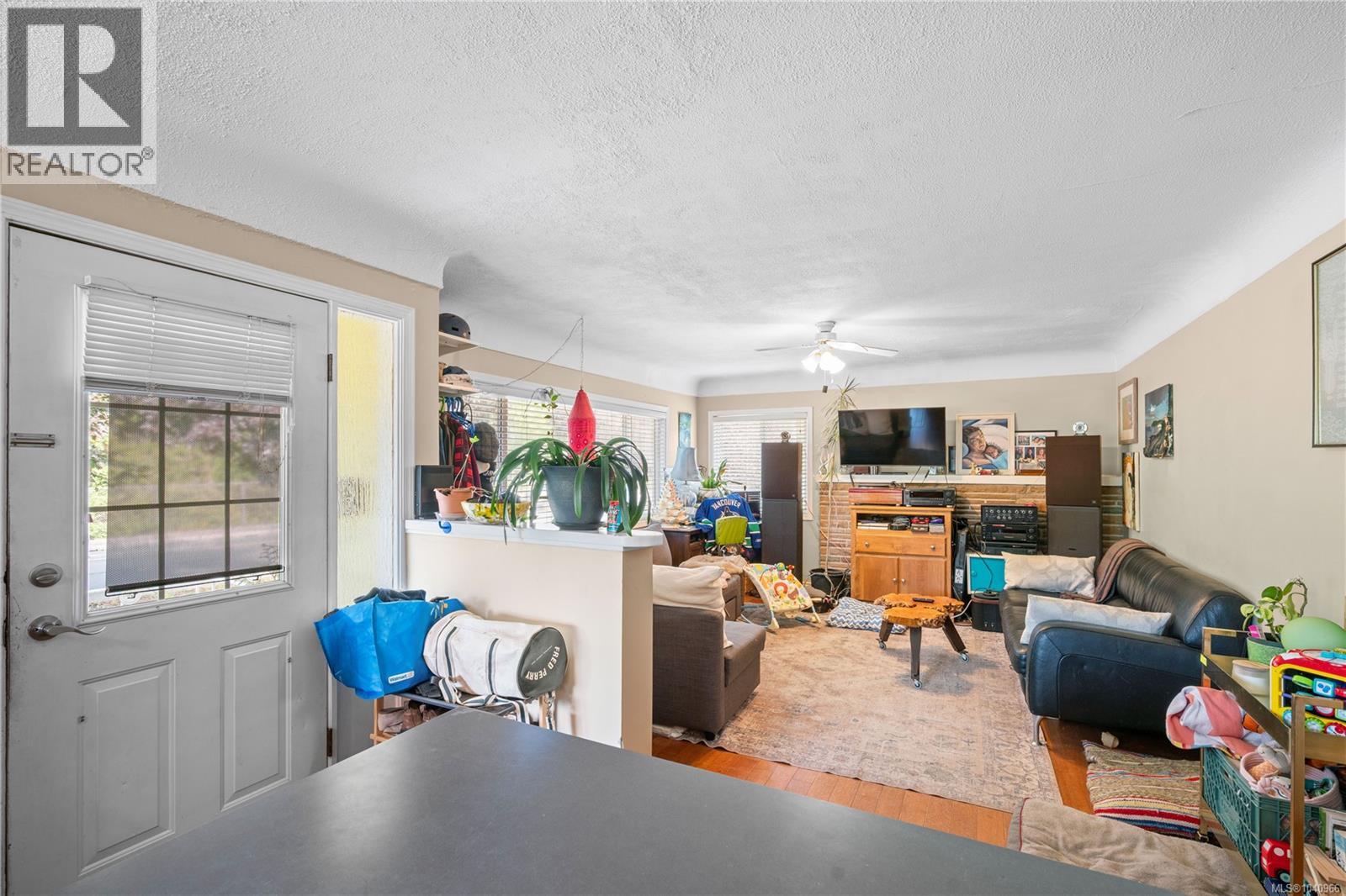 861 Tillicum Rd, Esquimalt