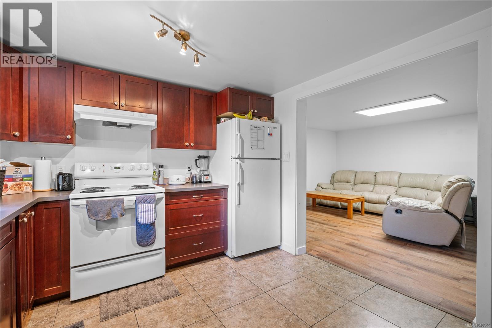 861 Tillicum Rd, Esquimalt
