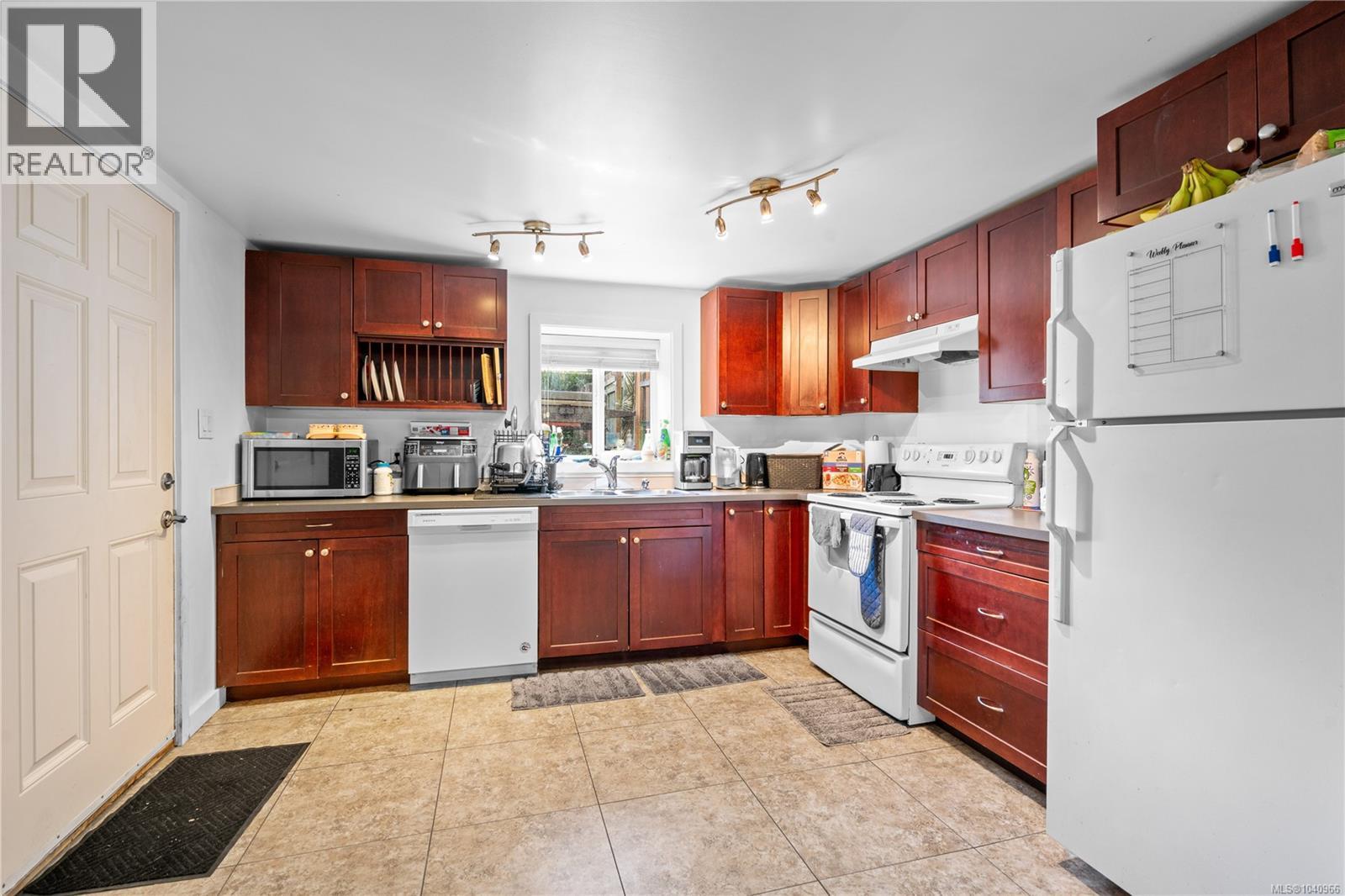 861 Tillicum Rd, Esquimalt