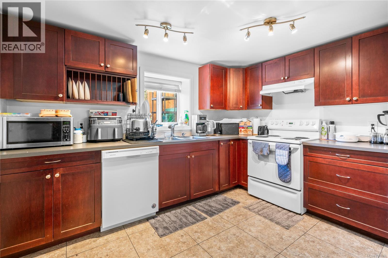 861 Tillicum Rd, Esquimalt