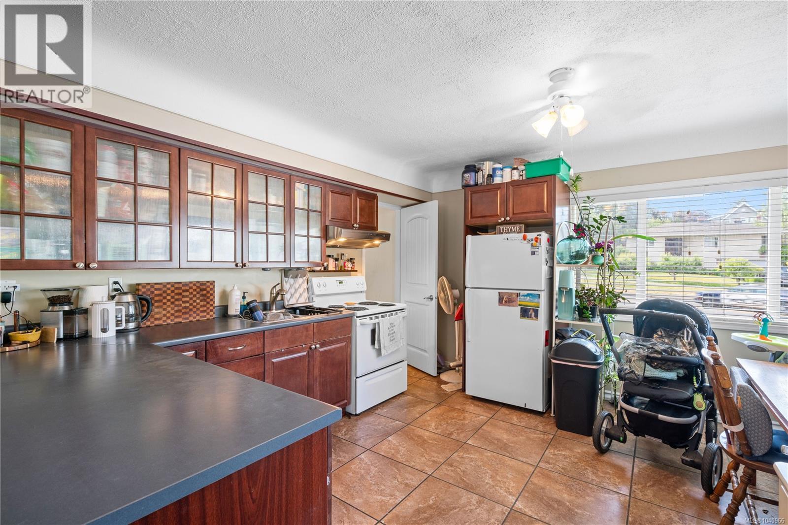 861 Tillicum Rd, Esquimalt