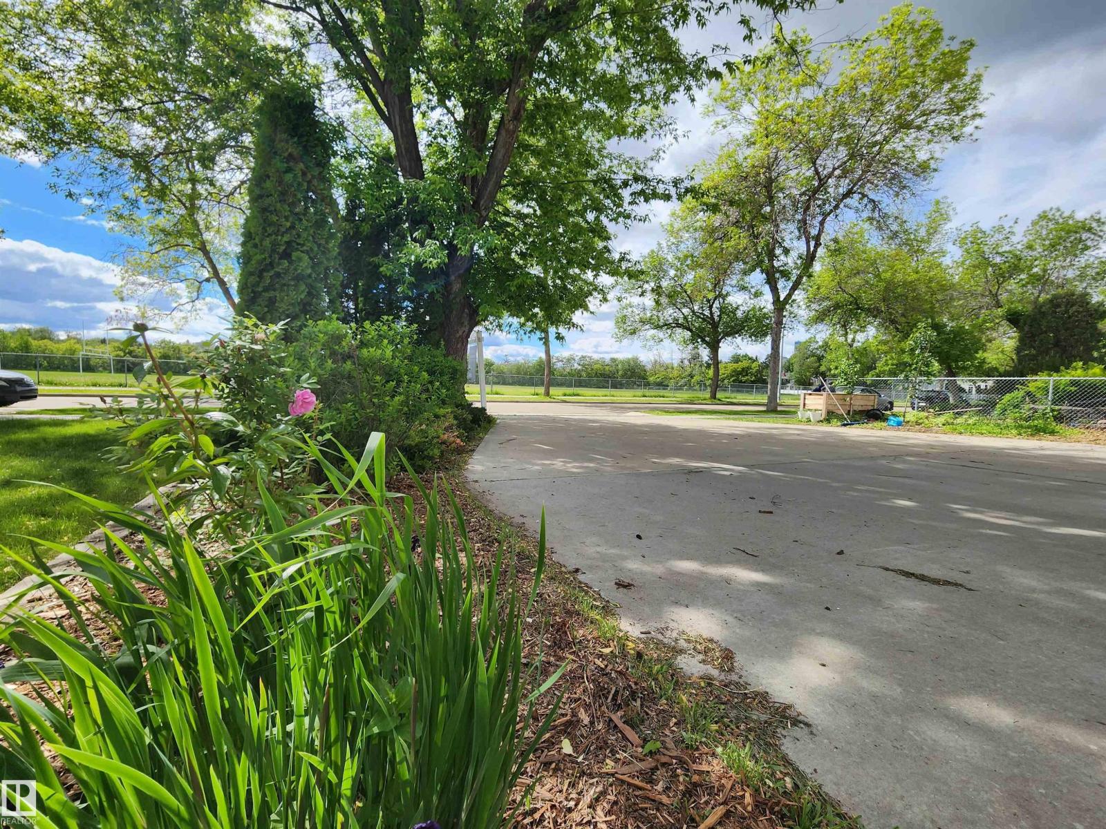 9023 95 ST NW - 3