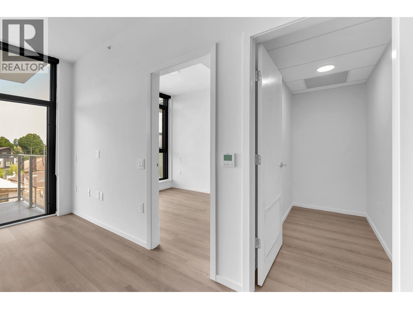 4XX 2729 KINGSWAY, Vancouver