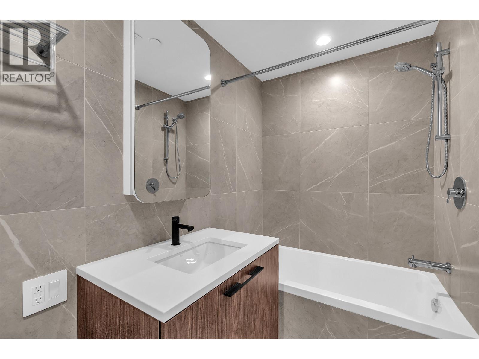 4XX 2729 KINGSWAY, Vancouver