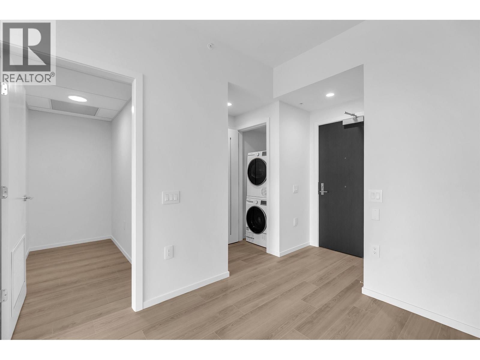 4XX 2729 KINGSWAY, Vancouver