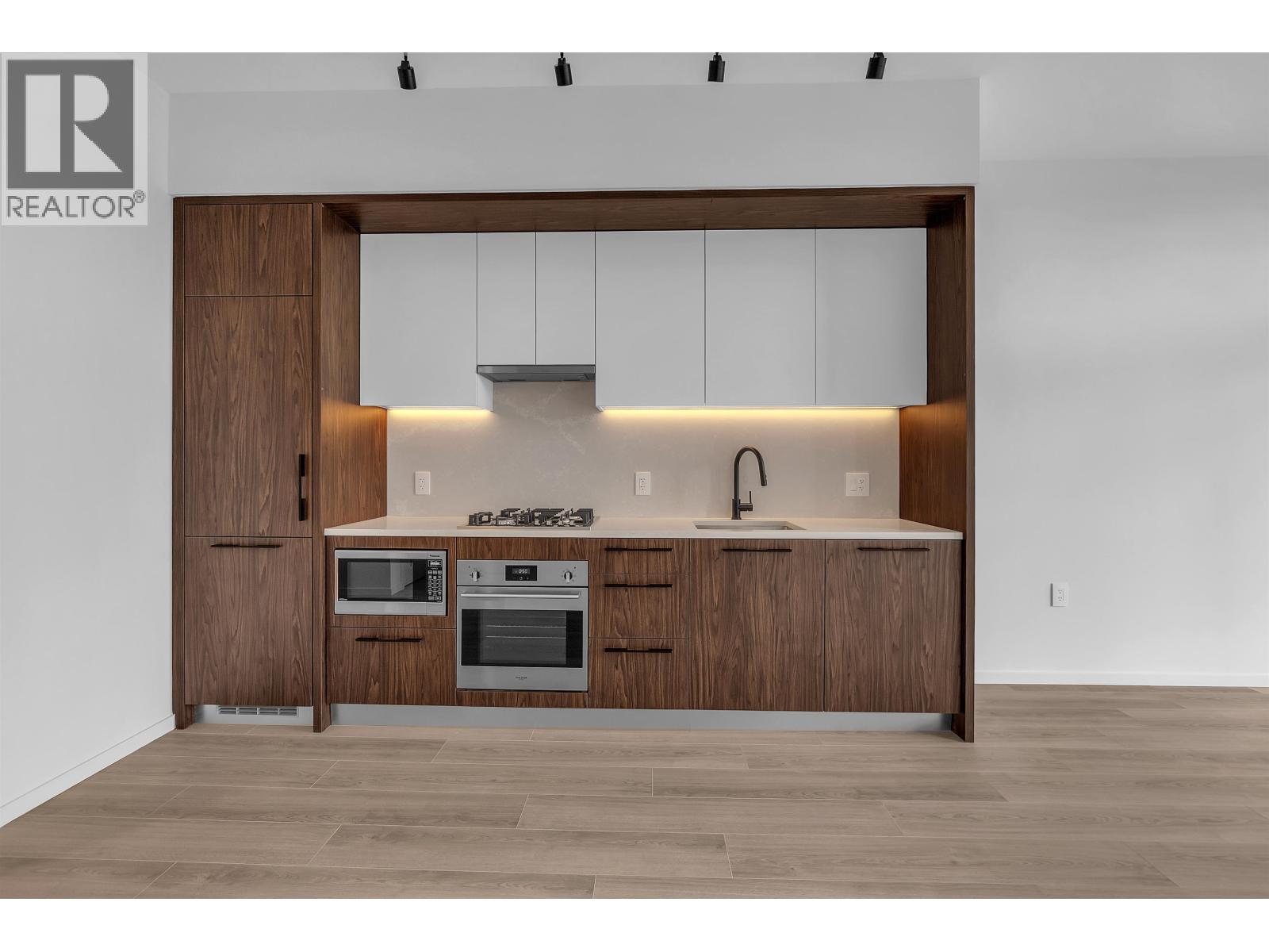 4XX 2729 KINGSWAY, Vancouver