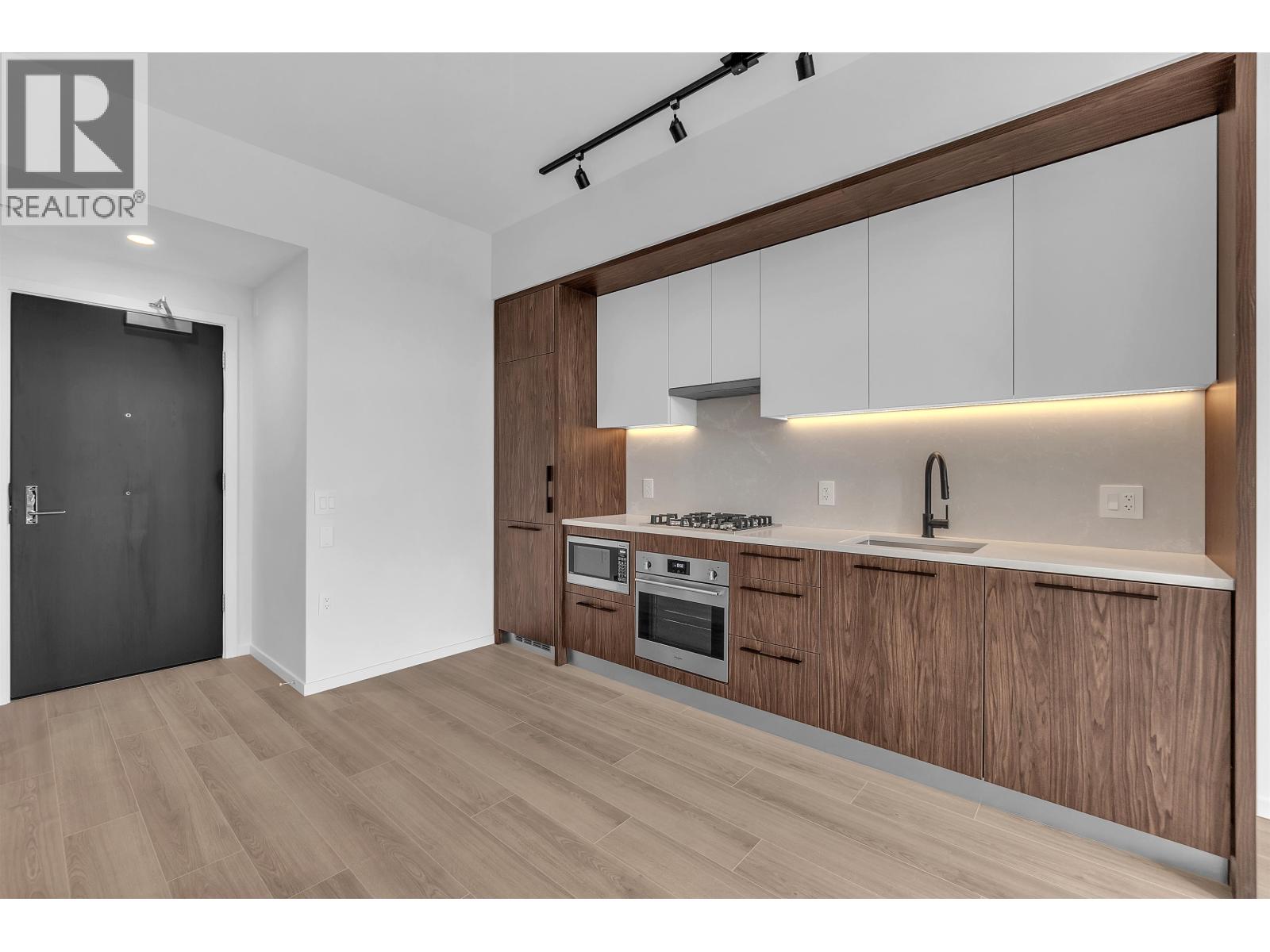 4XX 2729 KINGSWAY, Vancouver