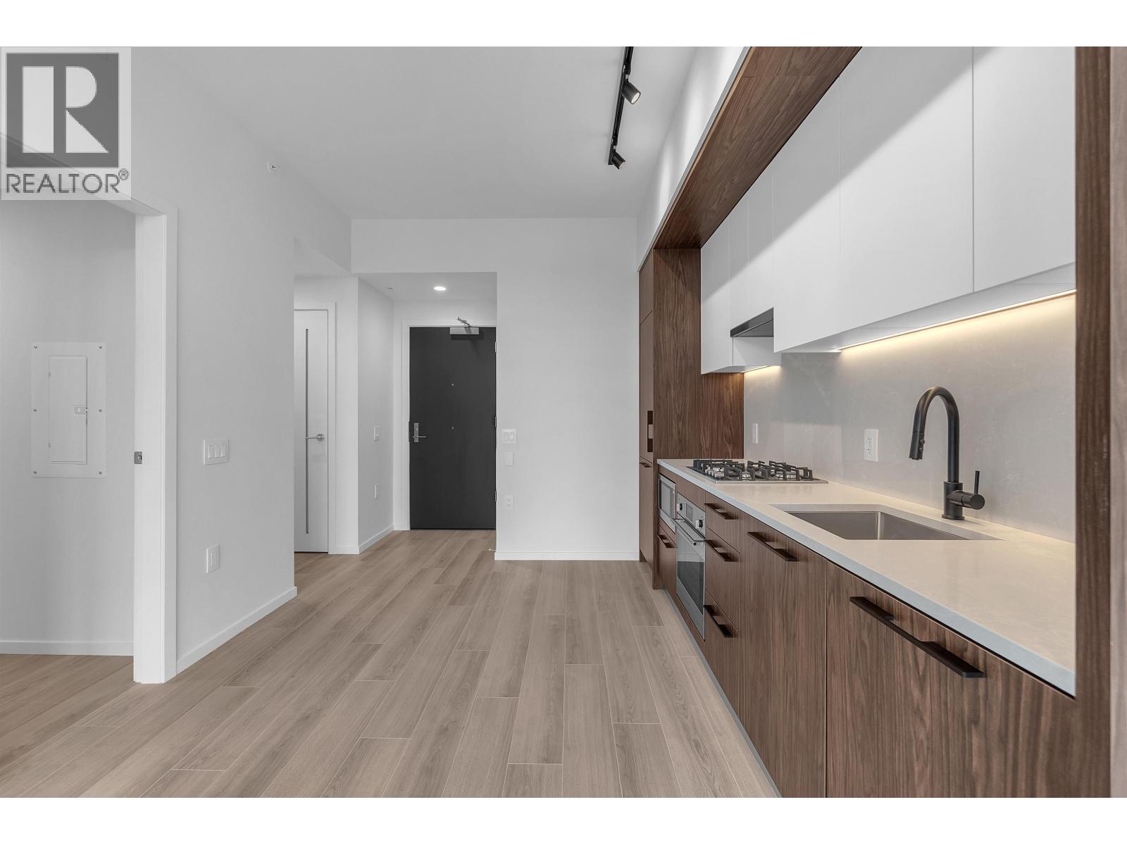 4XX 2729 KINGSWAY, Vancouver