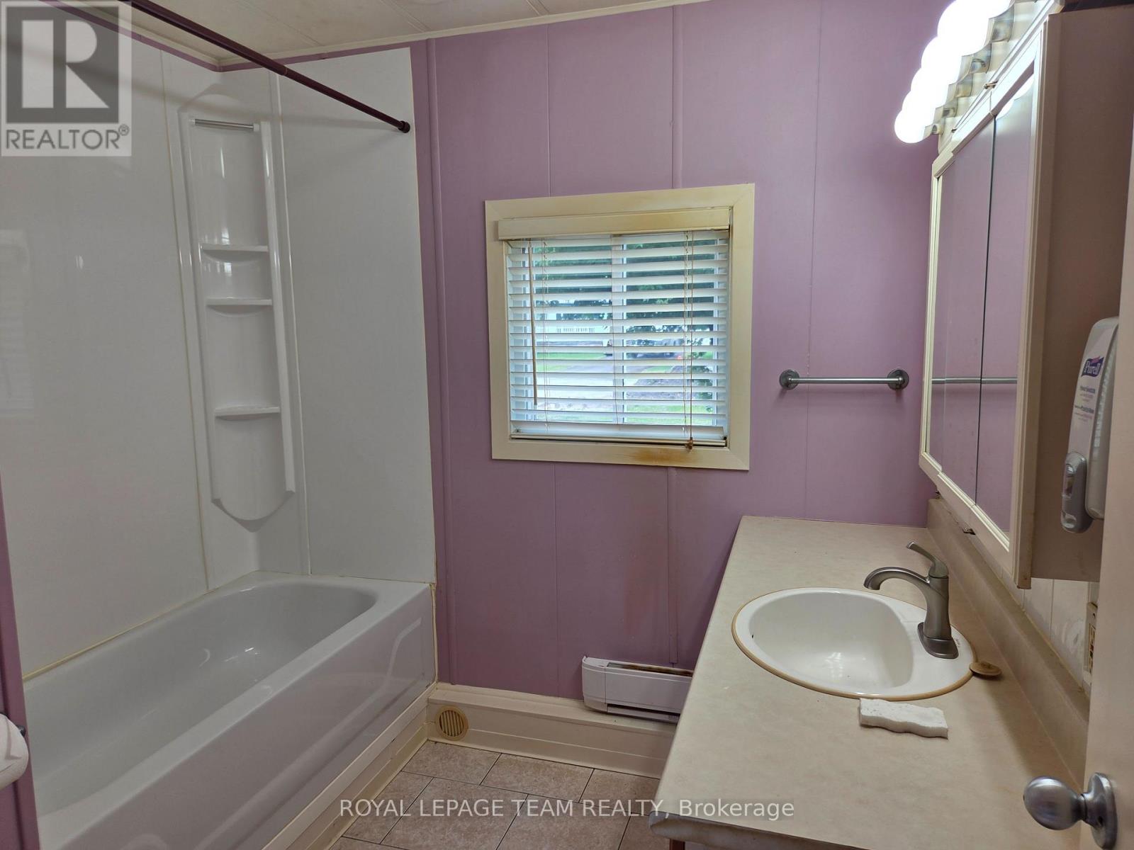 2 Bed, 1 Bath House for Sale in Ottawa – 66 – 5620 ROCKDALE ROAD, Ottawa – MLS# X13471690 - Image 11