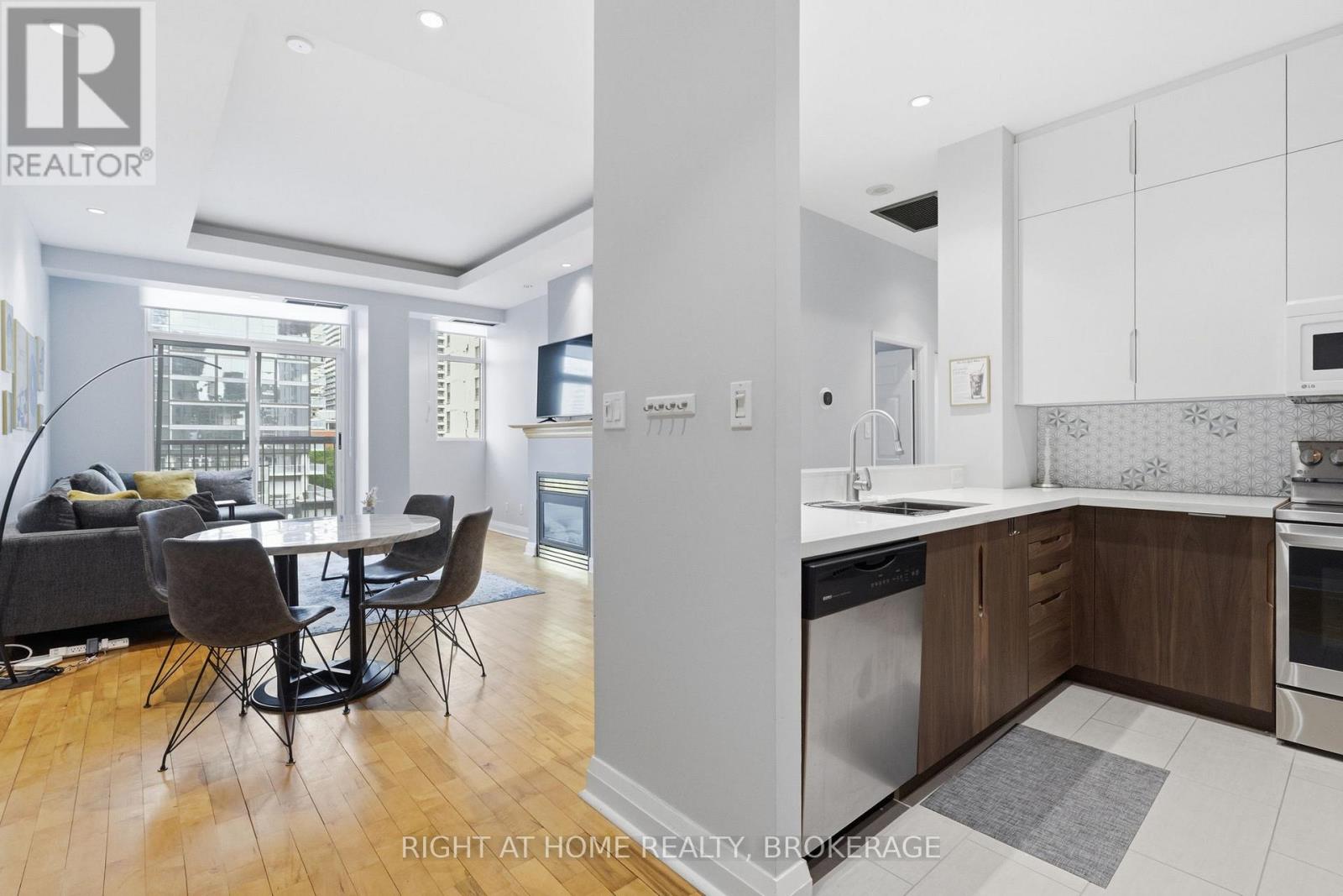#802 8 WELLESLEY STREET E - 5